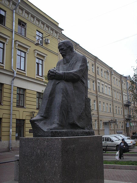 Памятник Ф. М. Достоевскому недалеко от ст. м. Владимирская, Санкт-Петербург